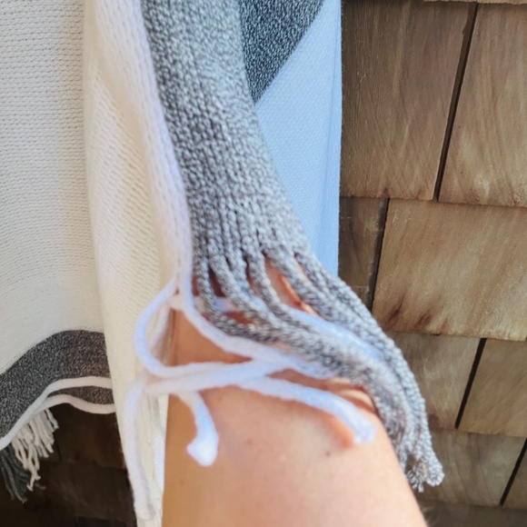 La Vie En Rose Colour Block White Grey Knitted Turtleneck Poncho One Size - Picture 5 of 14